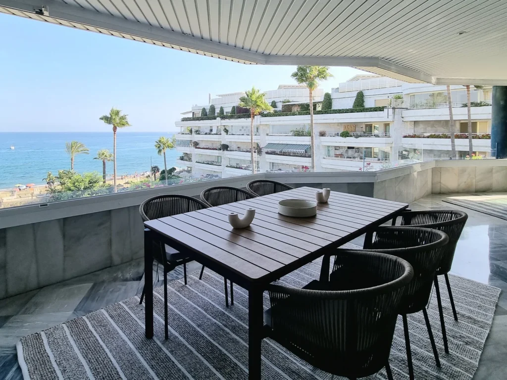 Terraza sobre el mar